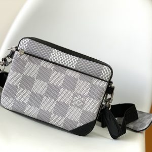 p540😊Top-tier authentic M69443 M58040 silk-screen M50017 black check M50027 white check M45965 yellow embroidery M30848 blue floral M69827 embossed black M80401 black check leather M20665 white M46104 embossed silver M45730 embossed blue Trio MailThe Monogram Eclipse Reverse Crossbody Bag is crafted from Monogram Eclipse canvas and Monogram Eclipse Reverse canvas. The iconic monochromatic gray pattern accentuates the lines of this versatile patchwork design. Beyond its traditional crossbody functionality, it includes a detachable zippered pouch and a coin purse attached to the strap. Dimensions: 25.0 x 18.5 x 7.0 cm